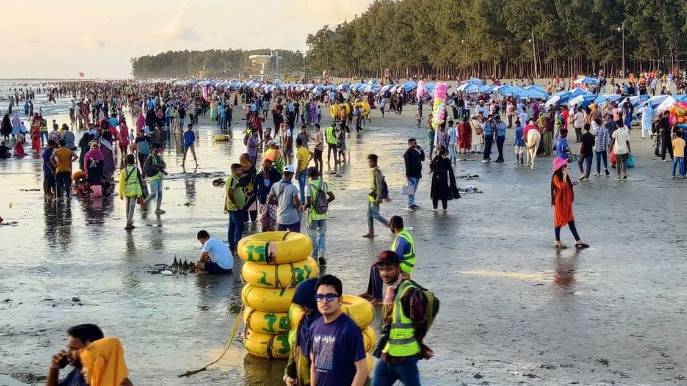 কক্সবাজারে মানুষের উপচে পড়া ভিড়