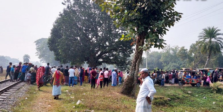  কন্যাশিশুকে নিয়ে ট্রেনের নিচে ঝাঁপ দিলেন মা, অতঃপর... ঘটনাস্থলে মানুষের ভিড়। ছবি : আজকের দৈনিক 