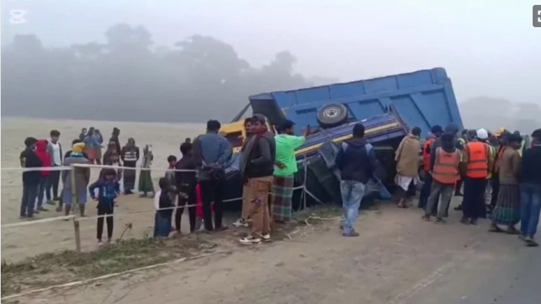 ব্রাহ্মণবাড়িয়ার বিজয়নগরে ট্রাক, পিকআপ ও মাইক্রোবাসের ত্রিমুখী সংঘর্ষের পর ঘটনাস্থলে উদ্ধার অভিযান। ছবি : আজকের দৈনিক 