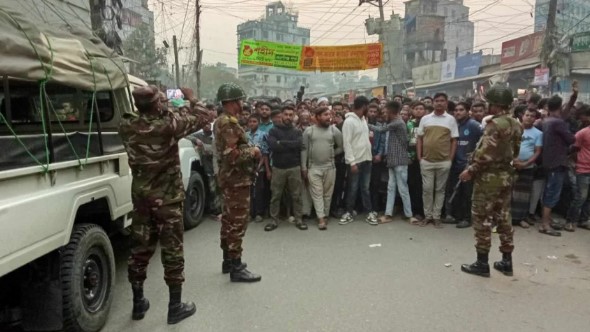  রূপালী ব্যাংকে ডাকাত প্রবেশের খবরে ব্যাংকটি ঘিরে রেখেছে আইনশৃঙ্খলা বাহিনী।