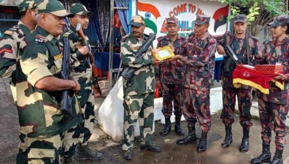 হিলি চেকপোস্টের শূন্যরেখায় বিএসএফকে মিষ্টি দিয়ে বিজিবি দিবসের শুভেচ্ছা জানোনো হচ্ছে।