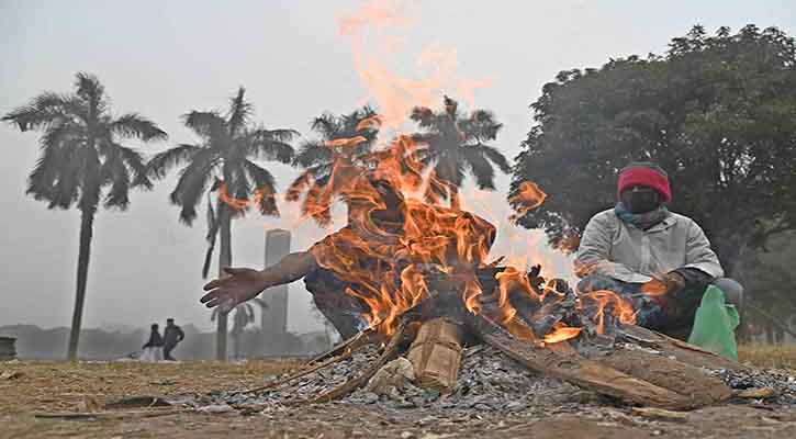 শীতের তীব্রতায় আগুন পোহাচ্ছেন রাজধানীর ছিন্নমূল জনতা। ছবি:নুর হোসেন পিপুল/আ.দৈ. ণি