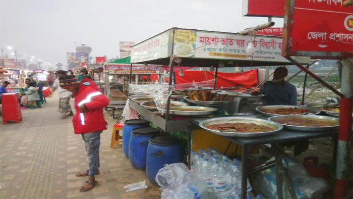 কক্সবাজার সৈকতে অসংখ্য খোলা খাবারের দোকান,স্বাস্থ্য ঝুঁকিতে পর্যটক