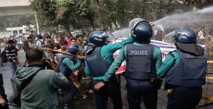 সচিবালয়ের সামনে বিক্ষোভ মিছিলে পুলিশের লাঠিচার্জ, আহত ৭