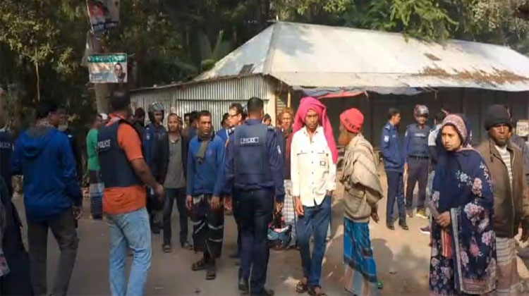 ফরিদপুরে মাইকে ঘোষণা দিয়ে গ্রামবাসীর সংঘষে অর্ধশতাধিক আহত 