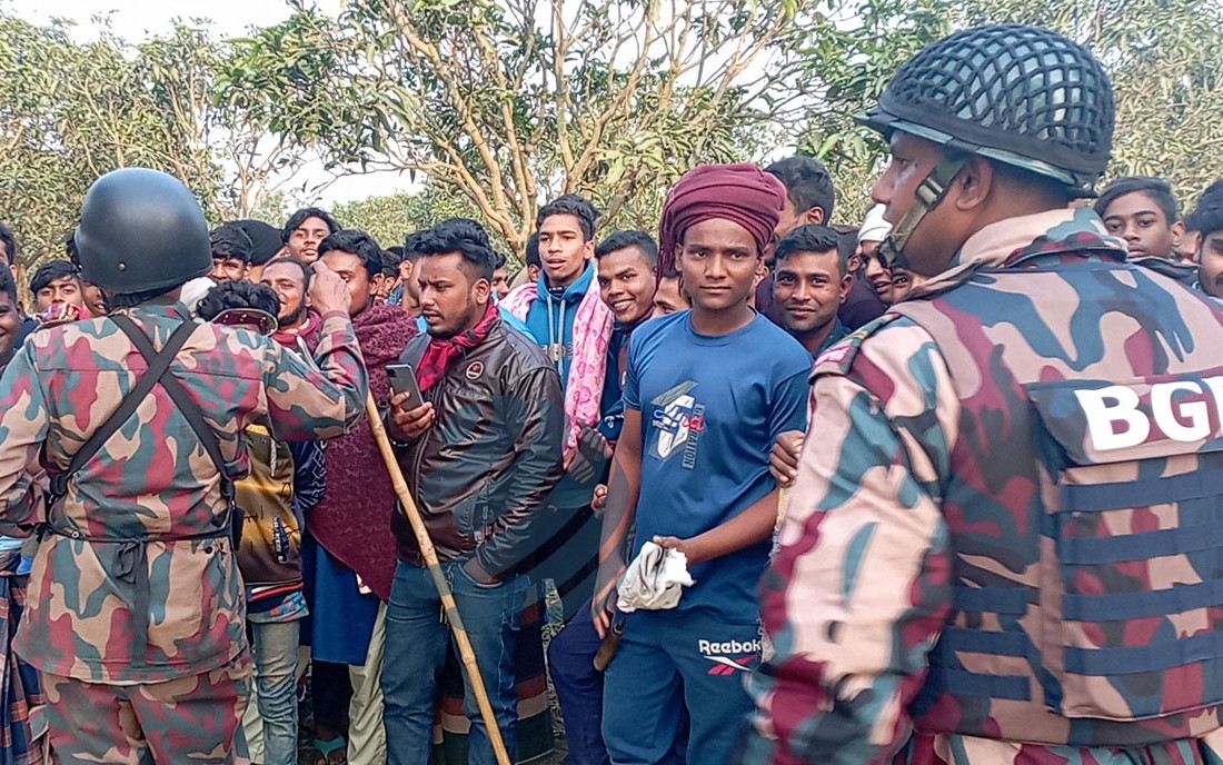 বিএসএফ-কে হটিয়ে দিলো বিজিবি-জনতা, সাউন্ড গ্রেনেড-ককটেল চার্জ