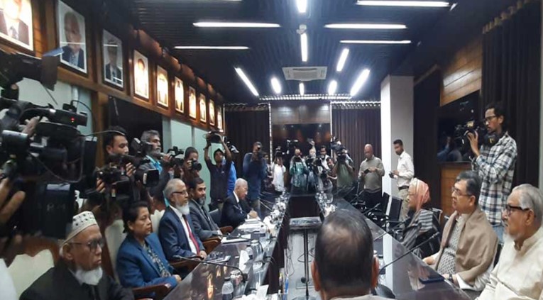 রাজধানীর আগারগাঁওয়ে নির্বাচন কমিশন ভবনের সম্মেলন কক্ষে সিইসির সঙ্গে বৈঠকে বিএনপি নেতারা। ছবিটি সংগৃহীত কাওসারা চৌধুরী