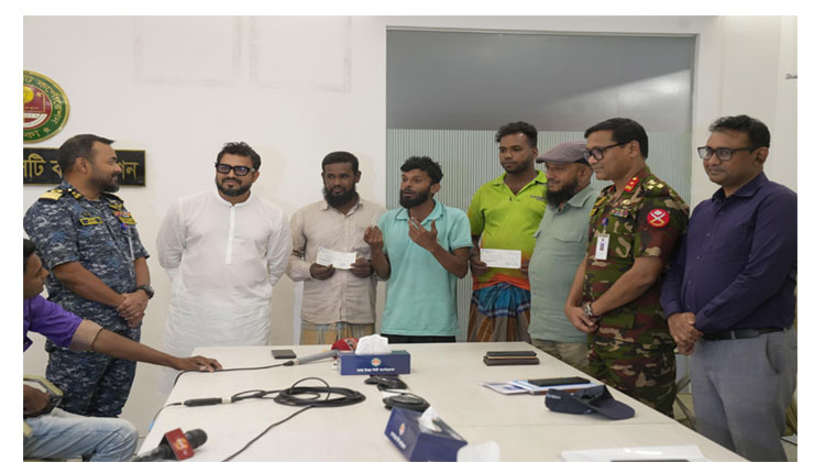   ক্ষতিগ্রস্থ ৩ রিক্সা চালককে ৫০ হাজার টাকা করে অনুদান দিলেন ডিএনসিসি প্রশাসক   