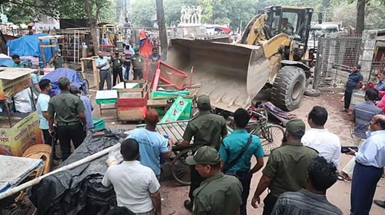  রাজধানীর সোহরাওয়ার্দী উদ্যানে শতাধিক অবৈধ দোকান ও স্থাপনা উচ্ছেদ 