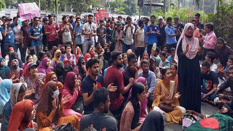  গণঅনশনে জগন্নাথ বিশ্ববিদ্যালয় শিক্ষার্থীরা