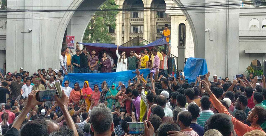গানে, স্লোগানে চলছে নগর ভবন ব্লকেড