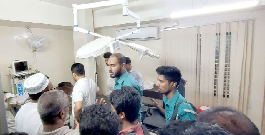 জটিল গর্ভাবস্থার রোগীর চিকিৎসার সময় ওটিতে ঢুকে চিকিৎসককে গ্রেপ্তার করল ডিবি পুলিশ