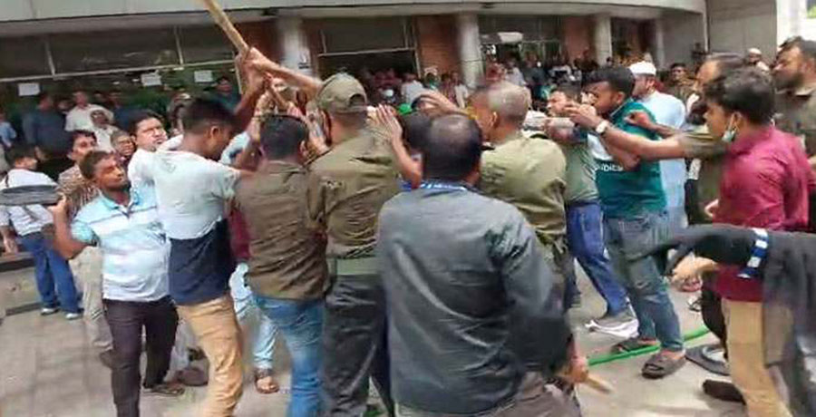 চট্টগ্রামে গণতান্ত্রিক ছাত্রজোট ও শাহবাগবিরোধী মঞ্চের সংঘর্ষ, আহত ১০