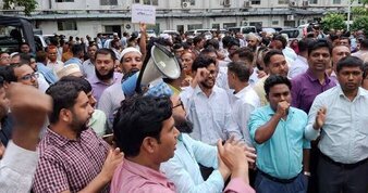  ৩ উপদেষ্টাকে স্মারকলিপি দিলেন সচিবালয়ের কর্মচারীরা