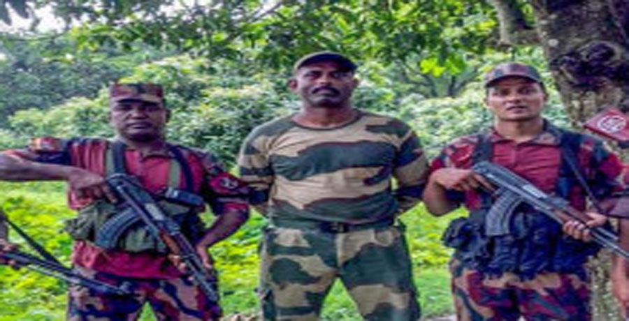 অস্ত্রসহ মদ্যপ বিএসএফ সদস্যকে ধরে ফেলল জনতা