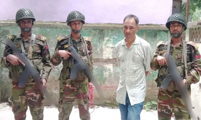সাতক্ষীরায় সাবেক এমপি রিফাতের বাড়িতে সেনাবাহিনীর অভিযান, 