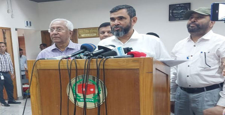 সংসদ নির্বাচন থেকে উঠে যাচ্ছে পোস্টার: ইসি সানাউল্লাহ