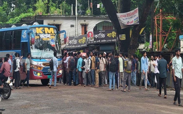  কুষ্টিয়ায় অতিরিক্ত ভাড়া নিয়ে বাক-বিতন্ডার জেরে ইবি ছাত্রীকে মারধর, ৫ বাস আটক