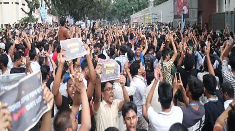 শিক্ষার্থীরা গেট ভেঙে সচিবালয়ের ঢুকেছে