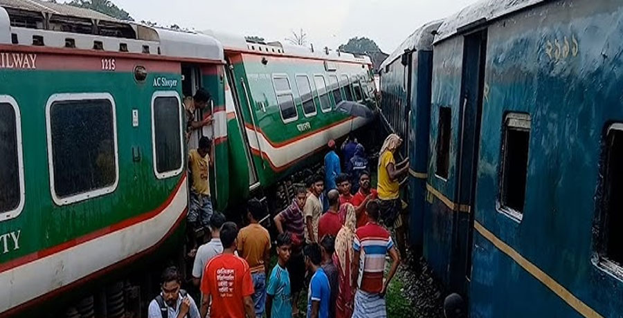 লালমনিরহাটে দুই ট্রেনের সংঘর্ষ