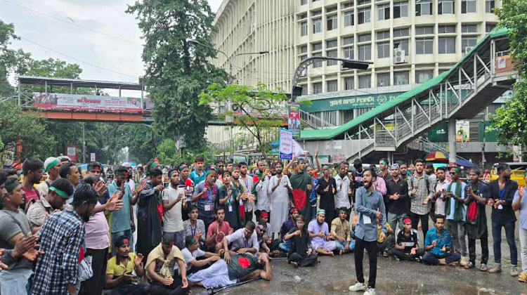 শাহবাগে ‘জুলাই যোদ্ধাদের’ অবস্থান,বাড়ছে যানজট   