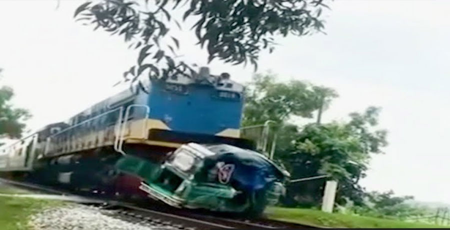 কক্সবাজারে সিএনজি অটোরিকশাকে ট্রেনের ধাক্কা, নিহত ৫