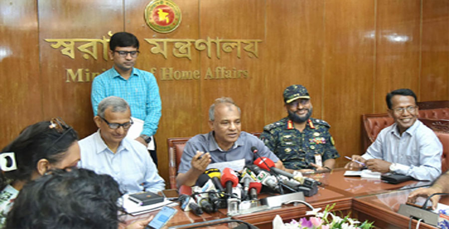 পুলিশের লুট হওয়া অস্ত্রের খোঁজ দিলেই মিলবে পুরস্কার: স্বরাষ্ট্র উপদেষ্টা