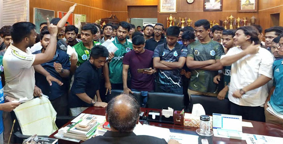 নিজ ক্যাম্পাসে পরীক্ষা চেয়ে ৭ কলেজ শিক্ষার্থীদের স্মারকলিপি