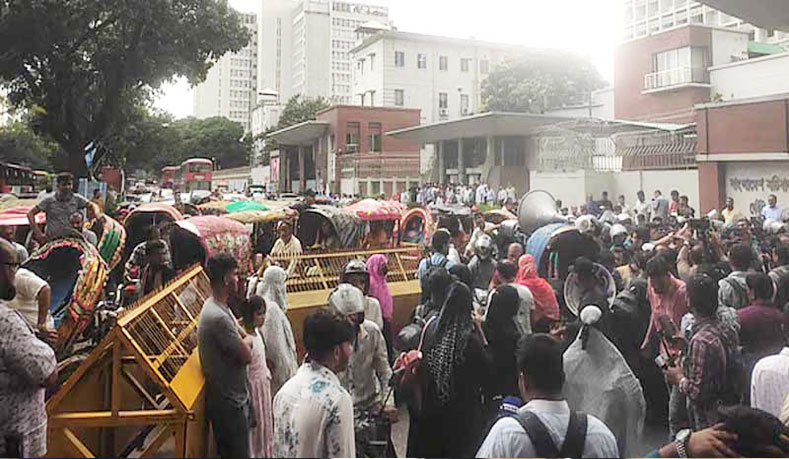 সচিবালয়ের সামনে জুলাই শহীদ পরিবার ও আহতদের বিক্ষোভ, আইন উপদেষ্টার পদত্যাগ দাবি