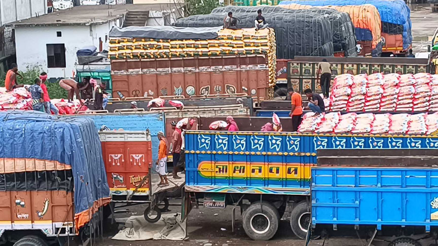  ভারতের চাল বোঝাই ট্রাক ঢুকছে বেনাপোল ও হিলি স্থলবন্দরে ,এ খবরেই বাজারে কমছে চালের দাম