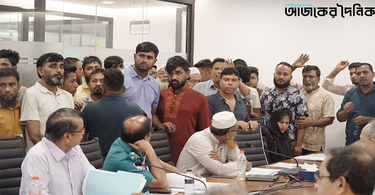 ডিএনসিসির নগর ভবনে বোর্ড সভায় কাওরান বাজার ব্যবসায়ীদের হৈচৈ