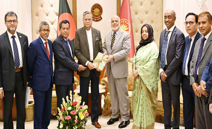   জুডিশিয়াল সার্ভিস কমিশনের প্রতিবেদন রাষ্ট্রপতির কাছে হস্তান্তর