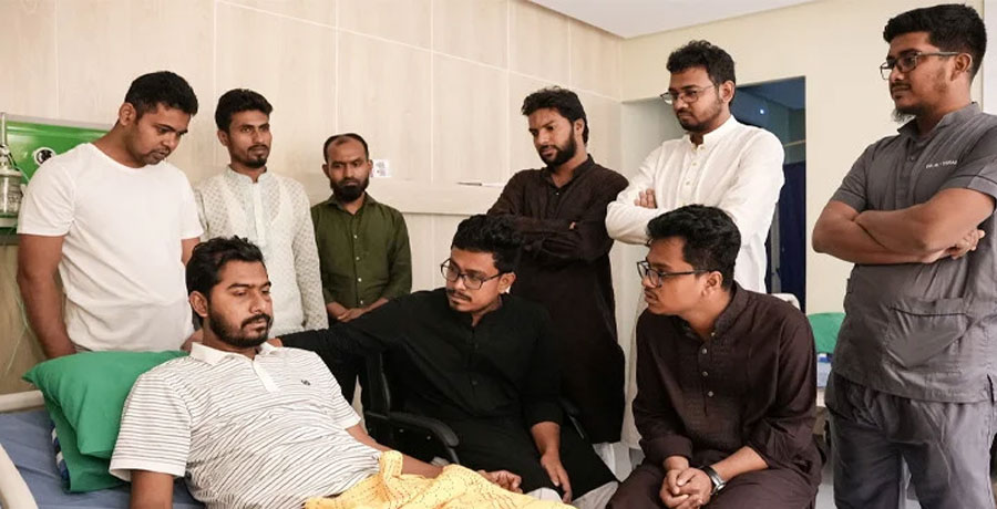 নুরুল হক নুরকে দেখতে গেলেন নবনির্বাচিত ডাকসু বিজয়ী প‍্যানেল