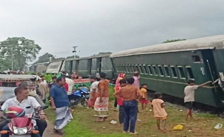  রংপুরে পদ্মরাগ  ট্রেনের ৫ বগি লাইনচ্যুত,যাত্রীরা দুর্ভোগে