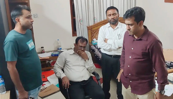 পালানোর সময় জনতার হাতে আটক ১৭ বিয়ে করা বন কর্মকর্তা