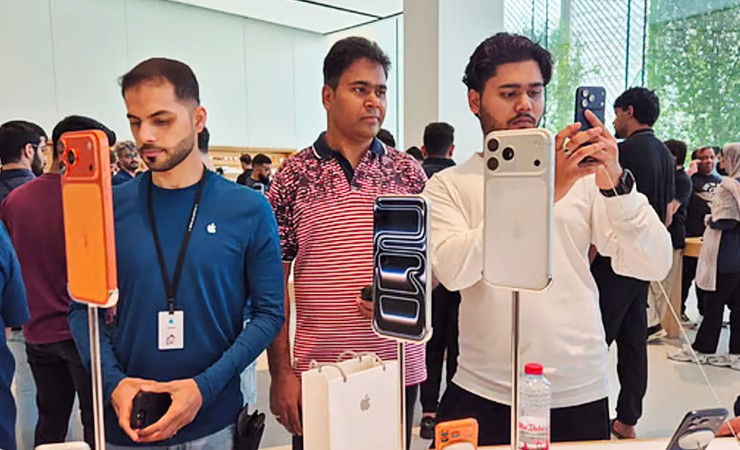 ১২ কর্মীকে নতুন মডেলের আইফোন দিলেন ব্যবসায়ী