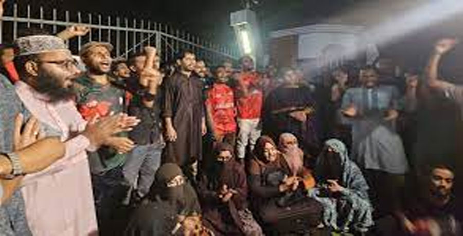 রাবিতে ৫ ঘণ্টা ধরে প্রোভিসি, রেজিস্ট্রার ও প্রক্টর অবরুদ্ধ, জরুরি বৈঠকে ভিসি