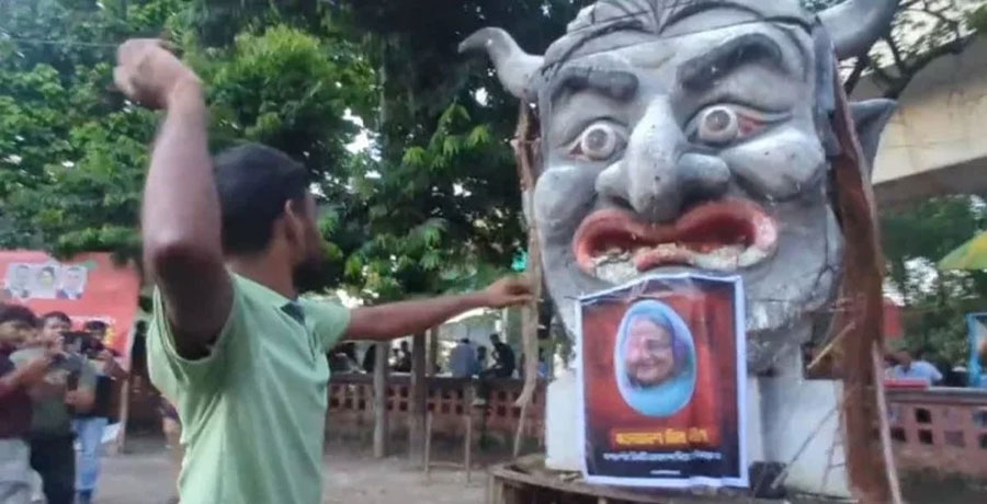 বদলা নিতে টিএসসিতে শেখ হাসিনার প্রতিকৃতিতে ডিম নিক্ষেপ
