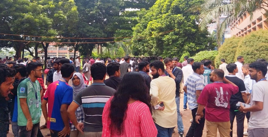 গকসু নির্বাচন চলাকালে বাইরে বহিরাগতদের তাণ্ডব