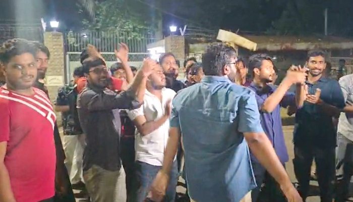 ডাকসুর ভোট কারচুপির অভিযোগে ঢাবিতে সাধারণ শিক্ষার্থীদের বিক্ষোভ