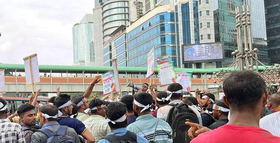 কারওয়ান বাজারে আন্দোলন, মালয়েশিয়া না যেতে পারায় শ্রমিকদের প্রতিবাদ