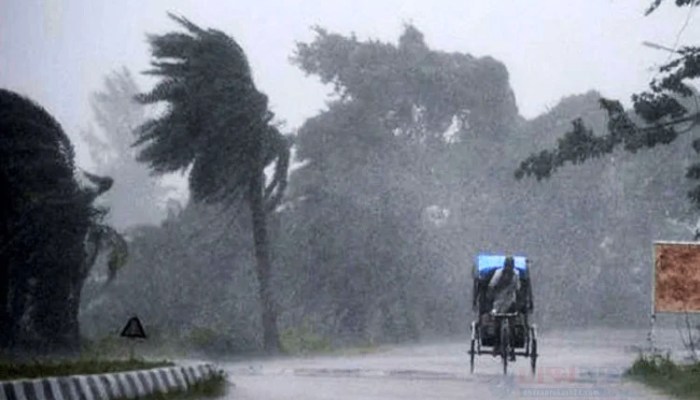 তীব্র বজ্রপাতসহ ভারী বৃষ্টির পূর্বাভাস, জলাবদ্ধতার আশঙ্কা