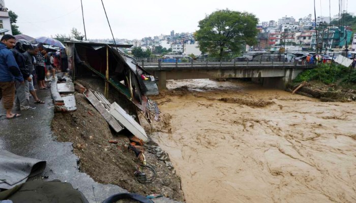 ভূমিধস ও বন্যায় নেপাল—ভারতে প্রাণ গেলো ৬৪ জনের