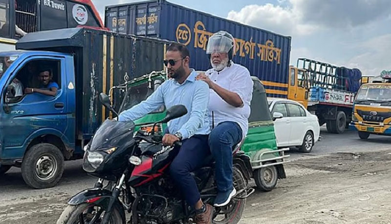 তীব্র যানজটে বিপর্যস্ত সড়ক উপদেষ্টা, বিকল্প হিসেবে মোটরসাইকেল যাত্রা