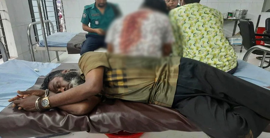 এফডিসি মোড়ে যাত্রীবাহী বাসে ‘অজ্ঞানপার্টি’ সন্দেহে ৫ জনকে গণপিটুনি