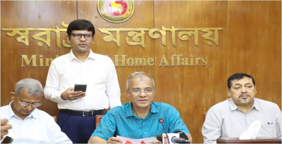 ছেলে-মেয়ে সবাই দেশে, আমি একা বিদেশ গিয়ে কি করবো: স্বরাষ্ট্র উপদেষ্টা 