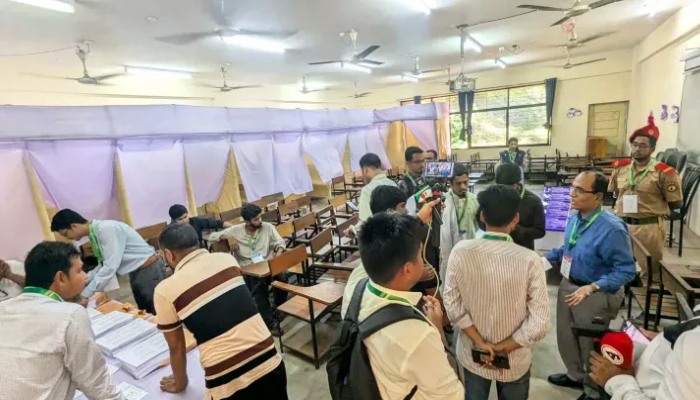 স্বাক্ষর ছাড়াই ব্যালট বাক্সে, স্বীকার করলেন সহকারী প্রিজাইডিং অফিসার