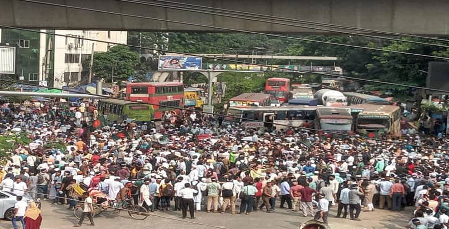 পুলিশের ব্যারিকেড ভেঙে শাহবাগ মোড়ে শিক্ষকরা, যান চলাচল বন্ধ