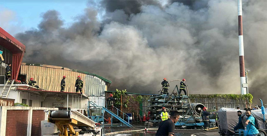 শাহজালাল বিমানবন্দরের কার্গো টার্মিনালে ভয়াবহ আগুন, নিয়ন্ত্রণে উল্লেখযোগ্য ইউনিট