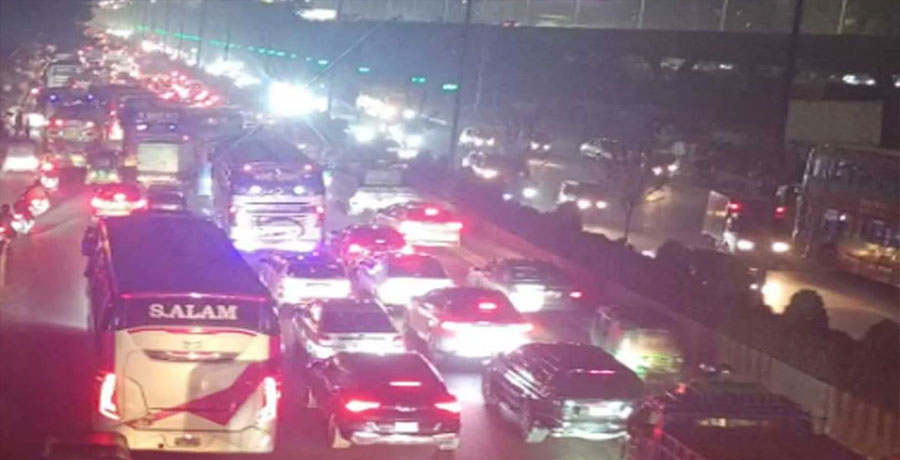 বিমানবন্দরের পথে তীব্র যানজট, সড়কে আটকা বিদেশগামী যাত্রীরা